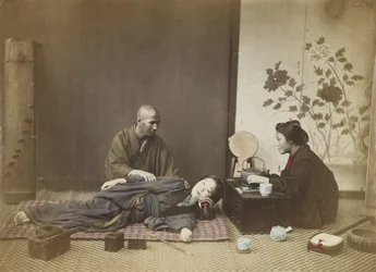 Intérieur domestique japonais (photo noir et blanc colorisée à la main)